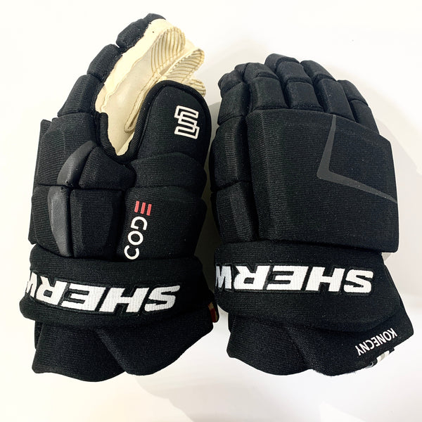 Sherwood Code V - NHL Pro Stock Glove - Travis Konecny (Black/White)